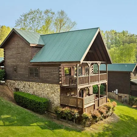 Smoky Moonshine Manor W Hot Tub! Villa